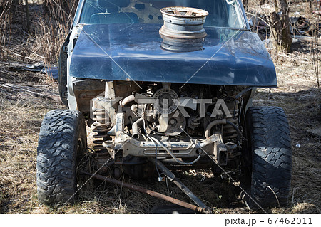 Old broken blue SUV car, engine parts 67462011