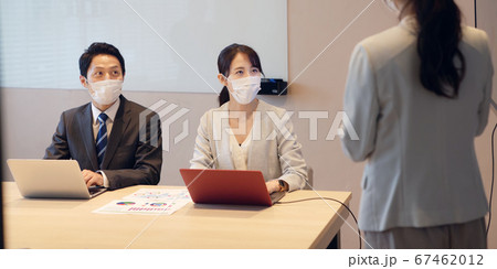 マスクをつけてミーティングする人々 感染対策 新しい生活様式 マスクをつけてミーティングする人々 感染対策 新しい生活様式 67462012