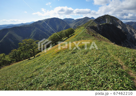 足尾　中倉山山頂西側から沢入山オロ山へ続く尾根、遠く庚申山、皇海山を見る 67462210