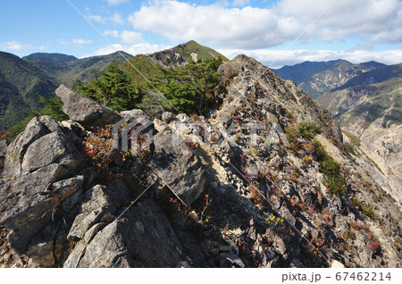 足尾　中倉山から沢入山への縦走路に出てくる岩稜と遠く沢入山とオロ山、庚申山を見る 67462214