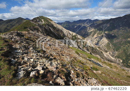 足尾　中倉山山頂から沢入山へ続く尾根と遠く沢入山、太平山、県境尾根方面を見る 67462220