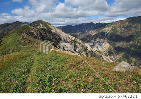 足尾 中倉山山頂から沢入山へ続く尾根と遠く沢入山、太平山、県境尾根方面を見る 足尾 中倉山山頂から沢入山へ続く尾根と遠く沢入山、太平山、県境尾根方面を見る 67462221