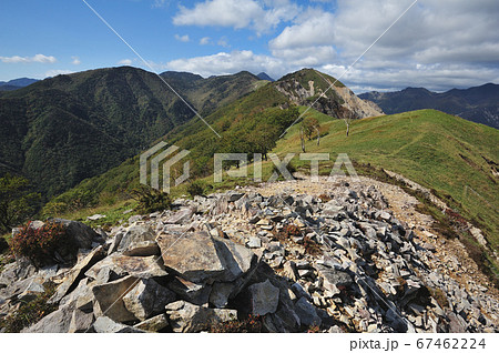足尾　中倉山山頂から沢入山オロ山へ続く尾根、遠く庚申山、皇海山を見る 67462224