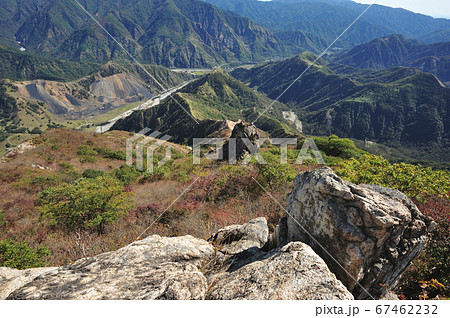足尾 中倉山山頂東側から中倉山石塔尾根と眼下のカラミ堆積場跡、渡良瀬川方面を見る 足尾 中倉山山頂東側から中倉山石塔尾根と眼下のカラミ堆積場跡、渡良瀬川方面を見る 67462232