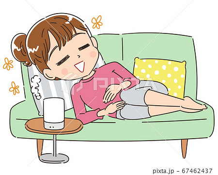アロマテラピーとリラックスするソファに寝転がった女性のイラスト素材
