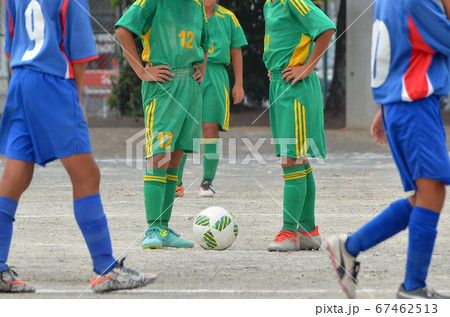 少年サッカー試合15 キックオフ の写真素材