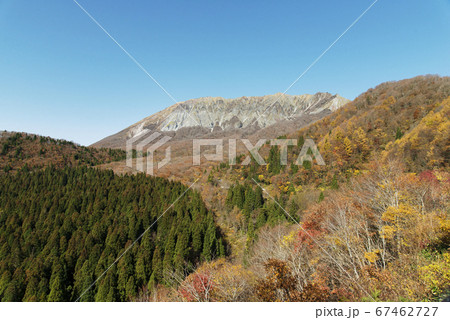 鍵掛峠から眺める秋の大山南壁(鳥取県) 鍵掛峠から眺める秋の大山南壁(鳥取県) 67462727