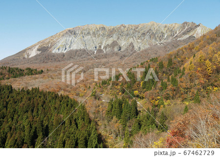 鍵掛峠から眺める秋の大山南壁(鳥取県) 鍵掛峠から眺める秋の大山南壁(鳥取県) 67462729