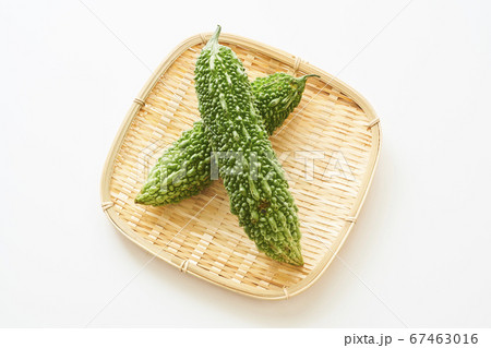 ざるに置いた新鮮なゴーヤー 67463016