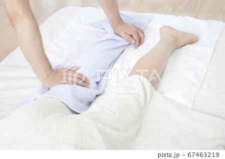 足の整体 67463219