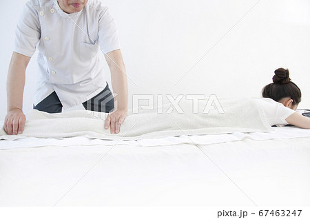 足の整体 67463247