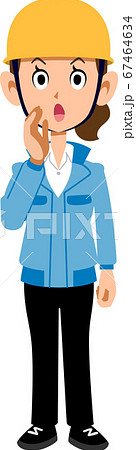 呼びかけるヘルメットを被った青い作業着の女性 67464634