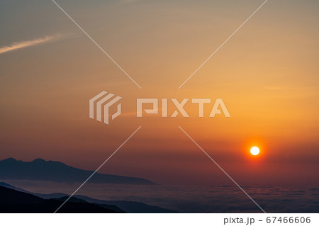 （栃木県）日光いろは坂から望む夜明け 67466606