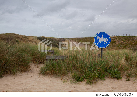 Blue road sign for riders on the beach in Deの写真素材 [67468007] - PIXTA