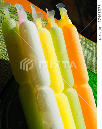 夏のカラフルな氷菓子 67468578