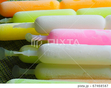 夏のカラフルな氷菓子 夏のカラフルな氷菓子 67468587
