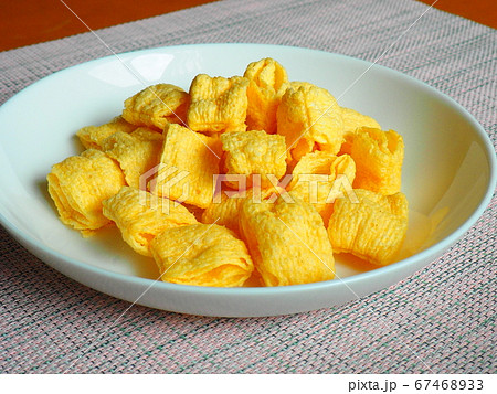 皿の上のスナック菓子 67468933