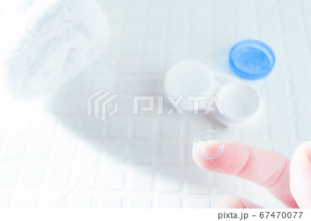 視力矯正・コンタクトレンズを眼に付ける。メガネと付け替え。コンタクトレンズの洗浄。 67470077