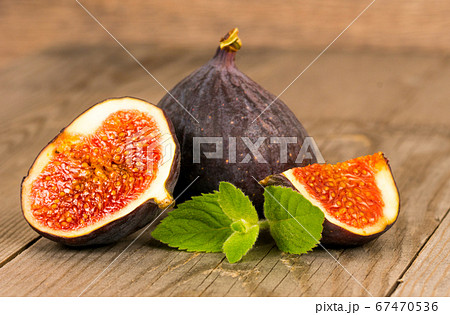 quarter half and whole ripe fig fruits on rustic quarter half and whole ripe fig fruits on rustic 67470536