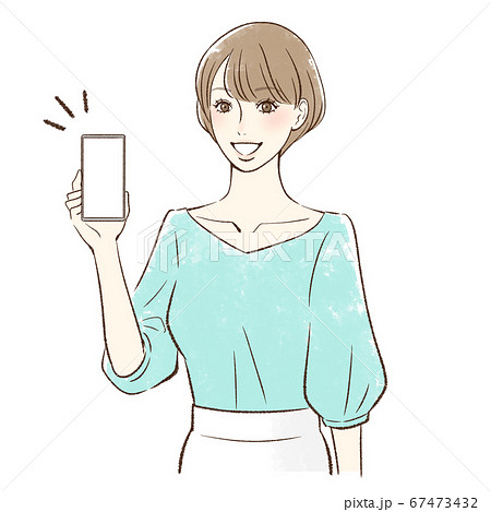 笑顔でスマホの画面をこちらに見せる女性＿縦持ち 67473432