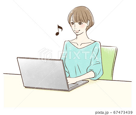 笑顔でパソコンを操作する女性 笑顔でパソコンを操作する女性 67473439