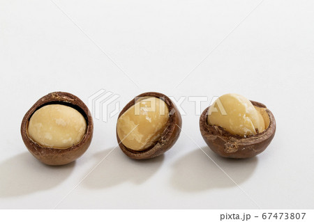 殻を剥いた3つのマカダミアナッツ 殻を剥いた3つのマカダミアナッツ 67473807