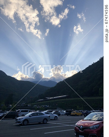 山の間からのぞく夕日 後光 山の間からのぞく夕日 後光 67474596