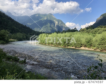上高地の山間部 川の景色 67474597