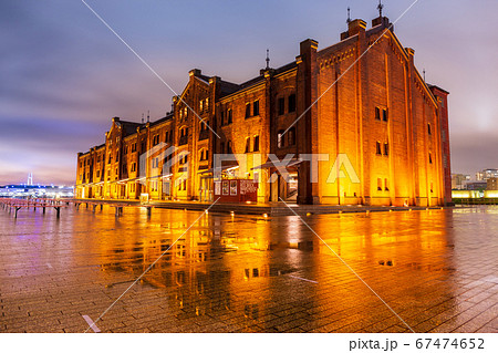 雨に映える横浜市赤レンガ倉庫 67474652