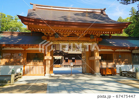 【伊予国一宮】大山祇神社　神門と梅雨晴れの空　愛媛県今治市 67475447