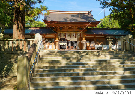 【伊予国一宮】大山祇神社　石段と神門と梅雨晴れの空　愛媛県今治市 67475451