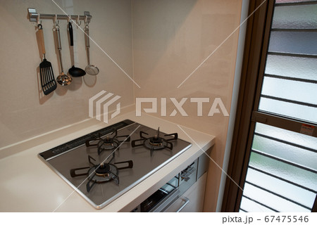 キッチンとガラストップのコンロ 67475546