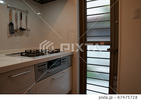 キッチンとガラストップのコンロ キッチンとガラストップのコンロ 67475728