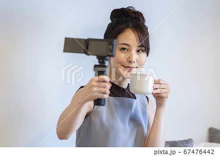 カフェで自撮りをするブイロガー イメージ カフェで自撮りをするブイロガー イメージ 67476442