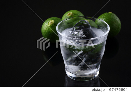 黒背景にかぼす焼酎 黒背景にかぼす焼酎 67476604