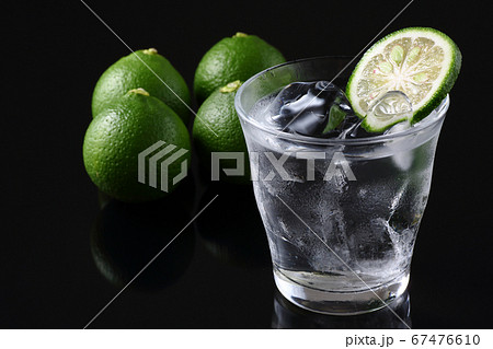 黒背景にかぼす焼酎 67476610