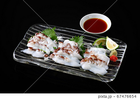 黒背景にたこのお刺身 黒背景にたこのお刺身 67476654