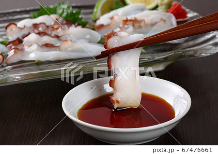 タコの刺身を箸で挟む タコの刺身を箸で挟む 67476661