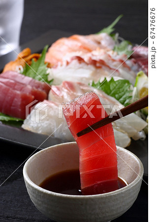 マグロの刺身を食べる マグロの刺身を食べる 67476676