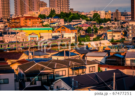 夕日に照らされる横浜の町並み 夕日に照らされる横浜の町並み 67477251