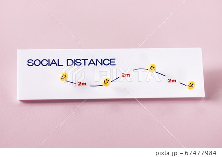 ソーシャルディスタンス社会的距離を保つ 67477984