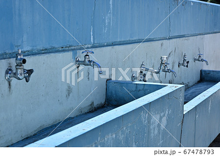 昔懐かしい木造校舎に泊まれる小学校「さる小」におけるプールの手洗い場 昔懐かしい木造校舎に泊まれる小学校「さる小」におけるプールの手洗い場 67478793