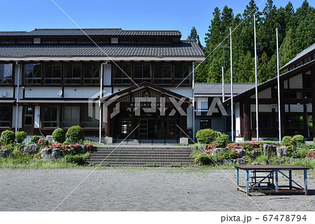 昔懐かしい木造校舎に泊まれる小学校「さる小」における校舎と校庭 67478794