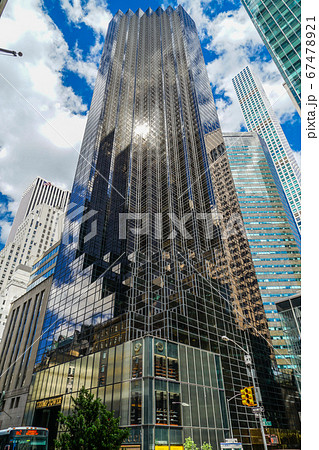 トランプタワーと青空 ニューヨーク の写真素材