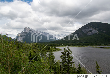 ランドル山とバーミリオンレイクの風景　　バンフ国立公園　アルバ－タ　カナダ 67480381