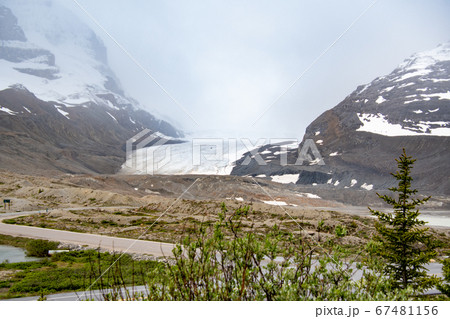アサバスカ氷河を観光センタ－から写した風景　　　ジャスパ－国立公園　アルバ－タ　カナダ 67481156