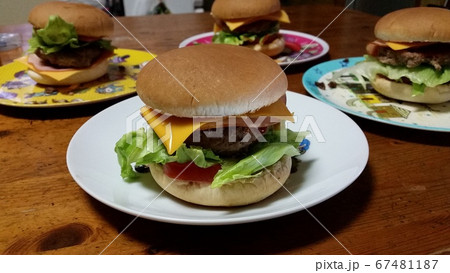 家でも作れる 美味しそうなハンバーガー 家でも作れる 美味しそうなハンバーガー 67481187