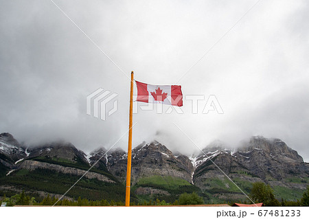 山を背景にカナダ国旗がたなびく風景 バンフ国立公園 アルバ-タ カナダ 山を背景にカナダ国旗がたなびく風景 バンフ国立公園 アルバ-タ カナダ 67481233