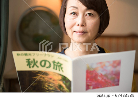 旅行、女性、旅雑誌（架空の雑誌） 67483539