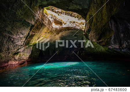 (静岡県)堂ヶ島・洞窟巡り 天窓洞(青の洞窟) (静岡県)堂ヶ島・洞窟巡り 天窓洞(青の洞窟) 67483600